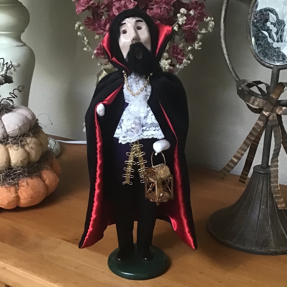 Byers Choice Caroler 2014 Vampire w/Lantern Halloween Dracula